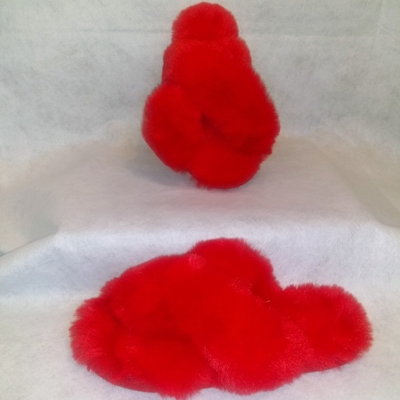 ☘️NWOT Red faux fur slippers by cat and jack - Picture 7 of 8